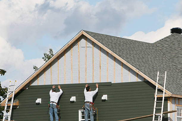 Professional Siding Installation technician working in Barclay, NJ